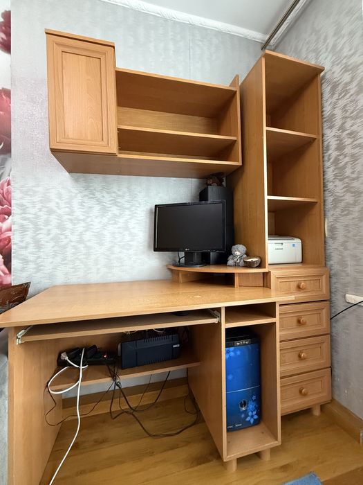 Комп’ютерний стіл з полицями та шафками