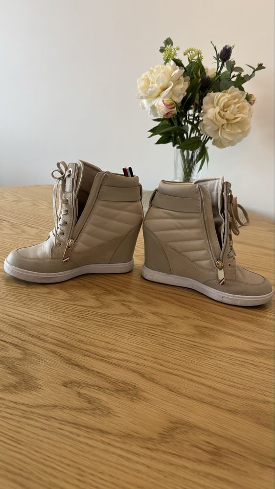Beżowe sneakersy na koturnie Tommy Hilfiger, r. 39