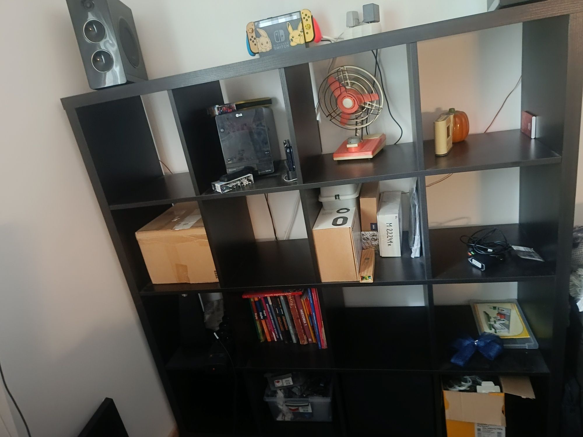 Biurko Ikea Malm w kolorze Czerny brąz i Regał Ikea Kallax półki 4x4