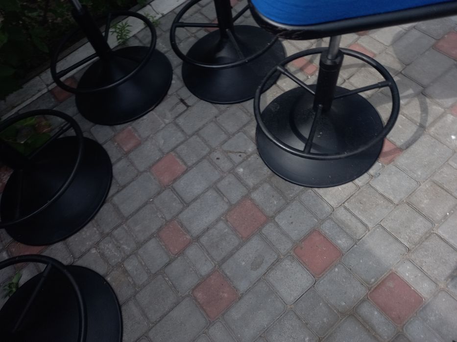 Стулья барные с поворотным механизмом.Стоят газліфти(амортезатори)