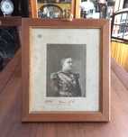 Antigo retrato emoldurado Rei D. Manuel II assinado