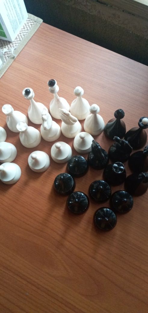 Шахматы белые фигуры 14 шт, чёрные 13