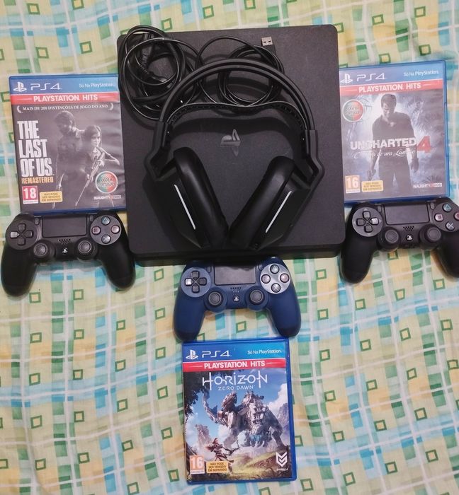 PS4 Slim 1TB com 3 jogos, 3 comandos e um headset gaming.