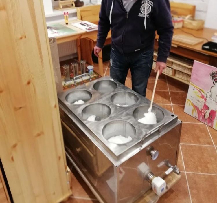 Wytapialnik parafiny. Urządzenie slużące wykonywaniu kolorowych świec.