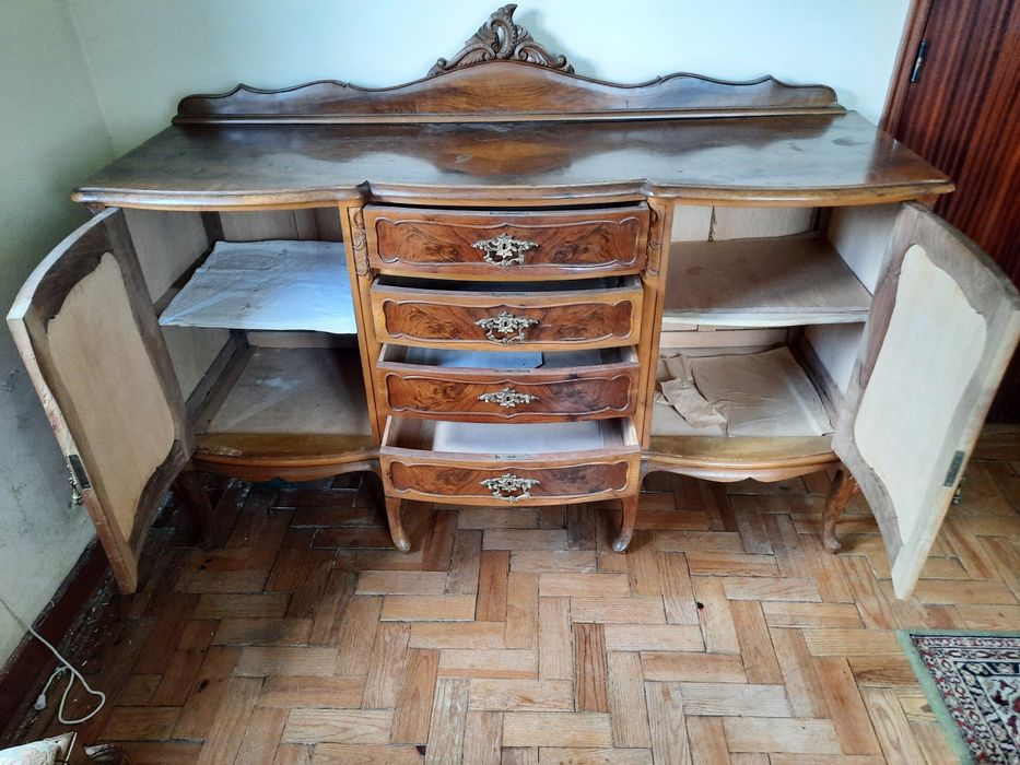 Aparador antigo com gavetas e portas