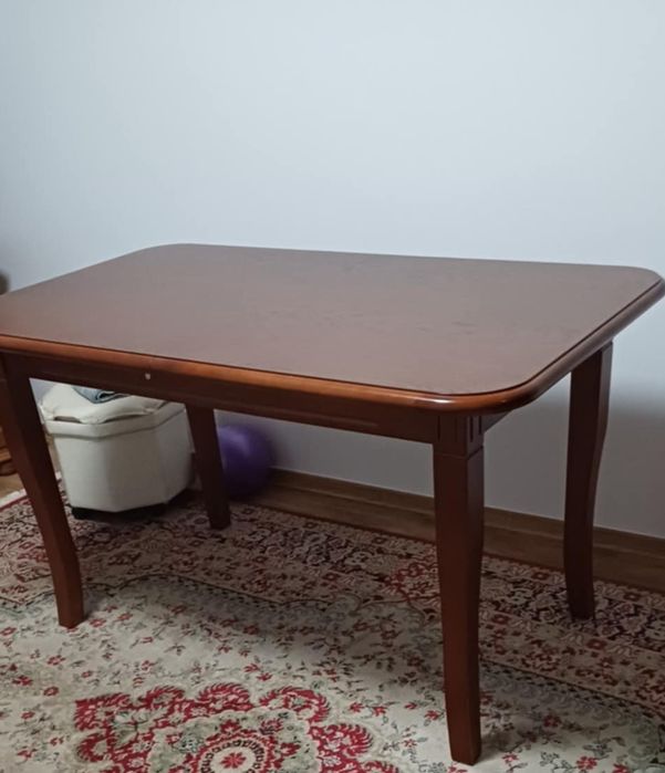 Stół rozkladany i sześć krzeseł