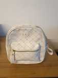 Mochila pequena em tons creme