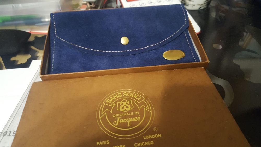 Carteira em pele de marca de luxo