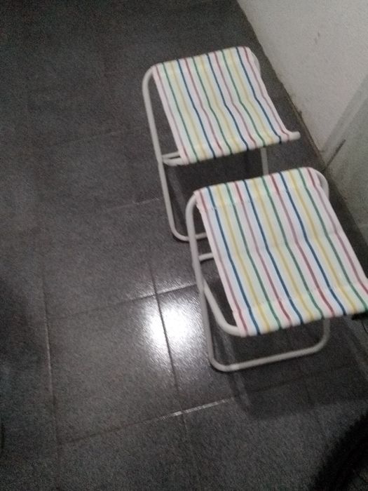 1 Mesa em PVC, 2 Bancos desdobráveis e 3 Cadeiras em PVC