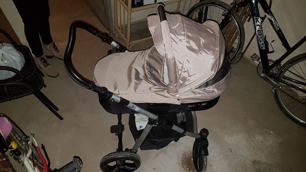 Wózek Bebetto Nico Plus- głęboki i spacerowy + śpiworek. Dobry stan.