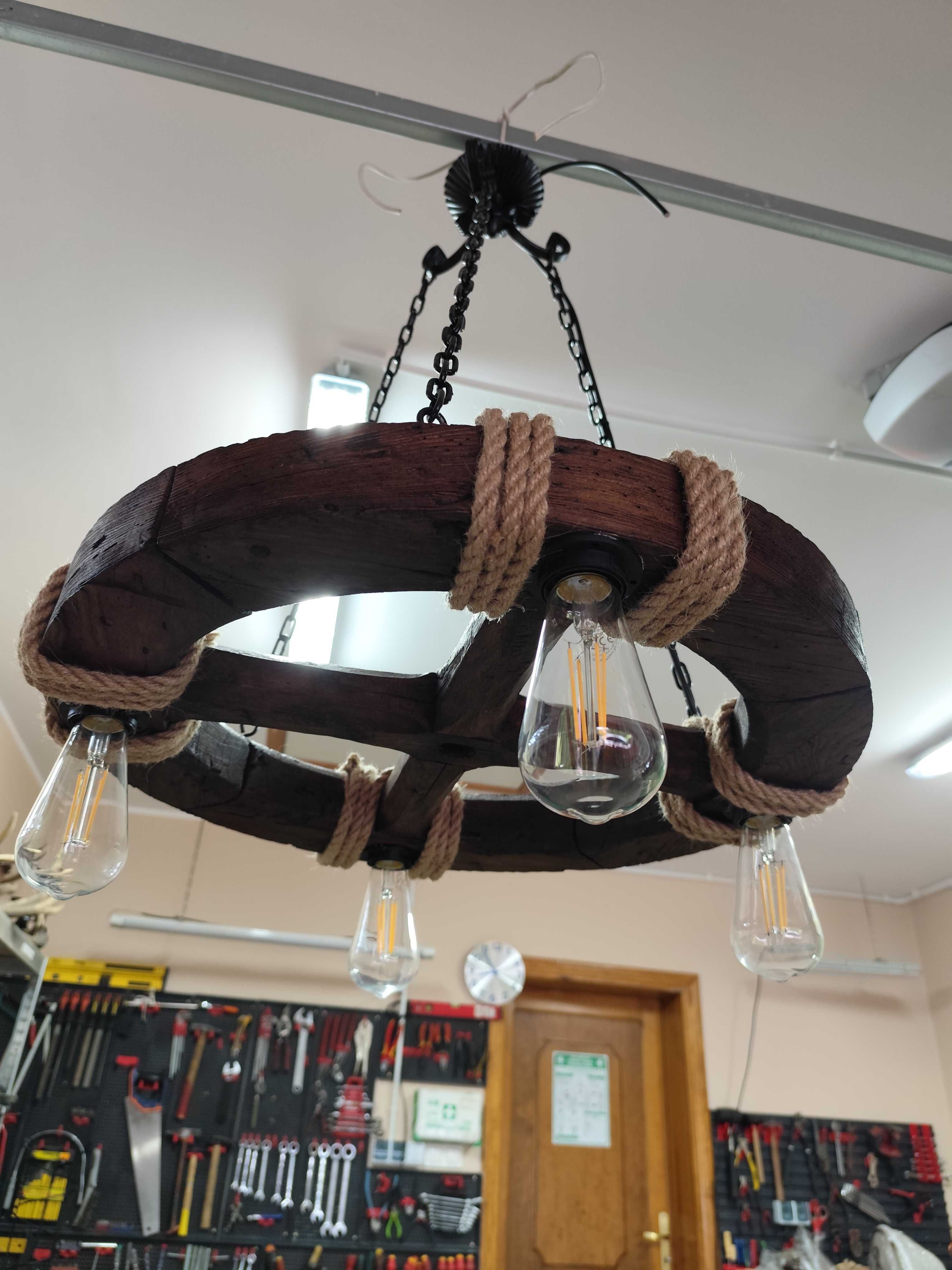 Loftowa lampa z koła drewnianego