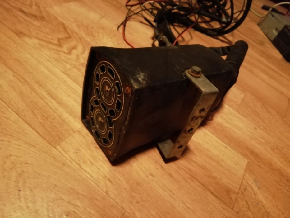 Rádio com colunas e caixa para 10 CD's e Twiters