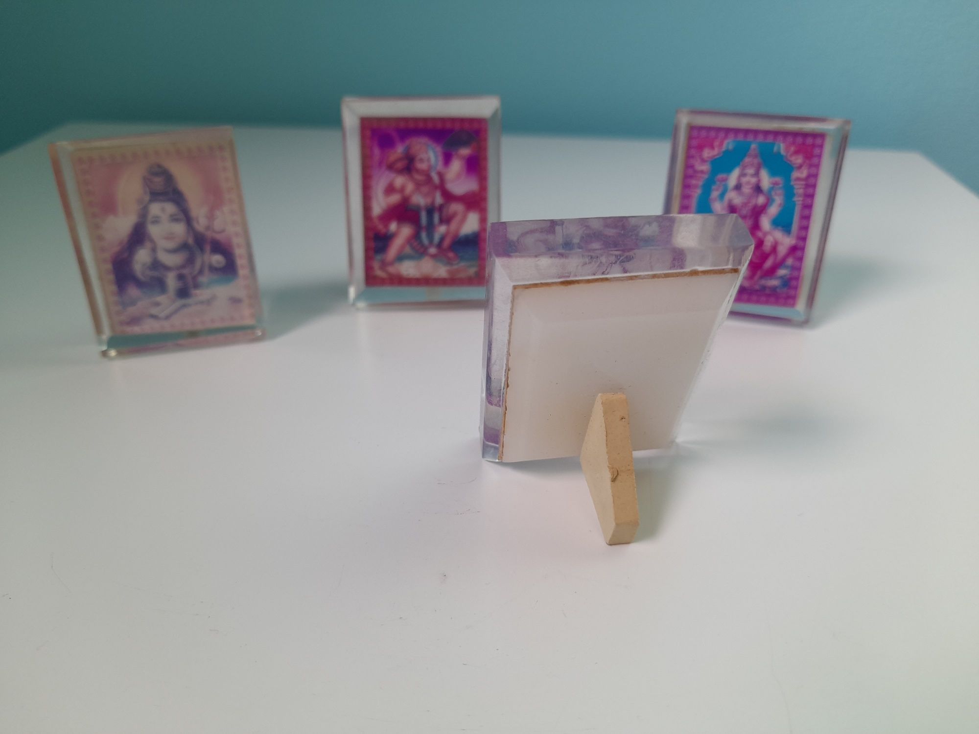 Molduras com deuses hindus
