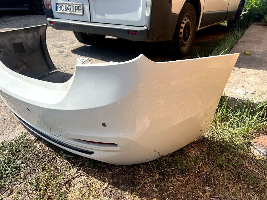 Бампер на бмв ф 30 стоковий,задній не фарбований