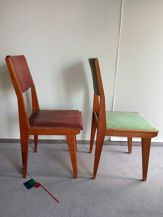 2 Cadeiras Vintage - Linhas direitas - Madeira - Verde/ vermelha