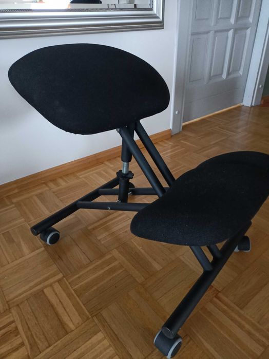 Klękosiad do biurka firmy Paged