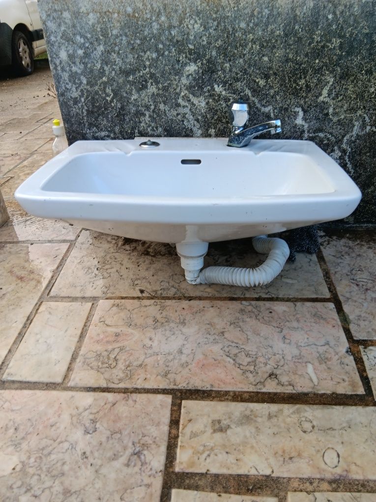 Lavatório casa banho com torneira