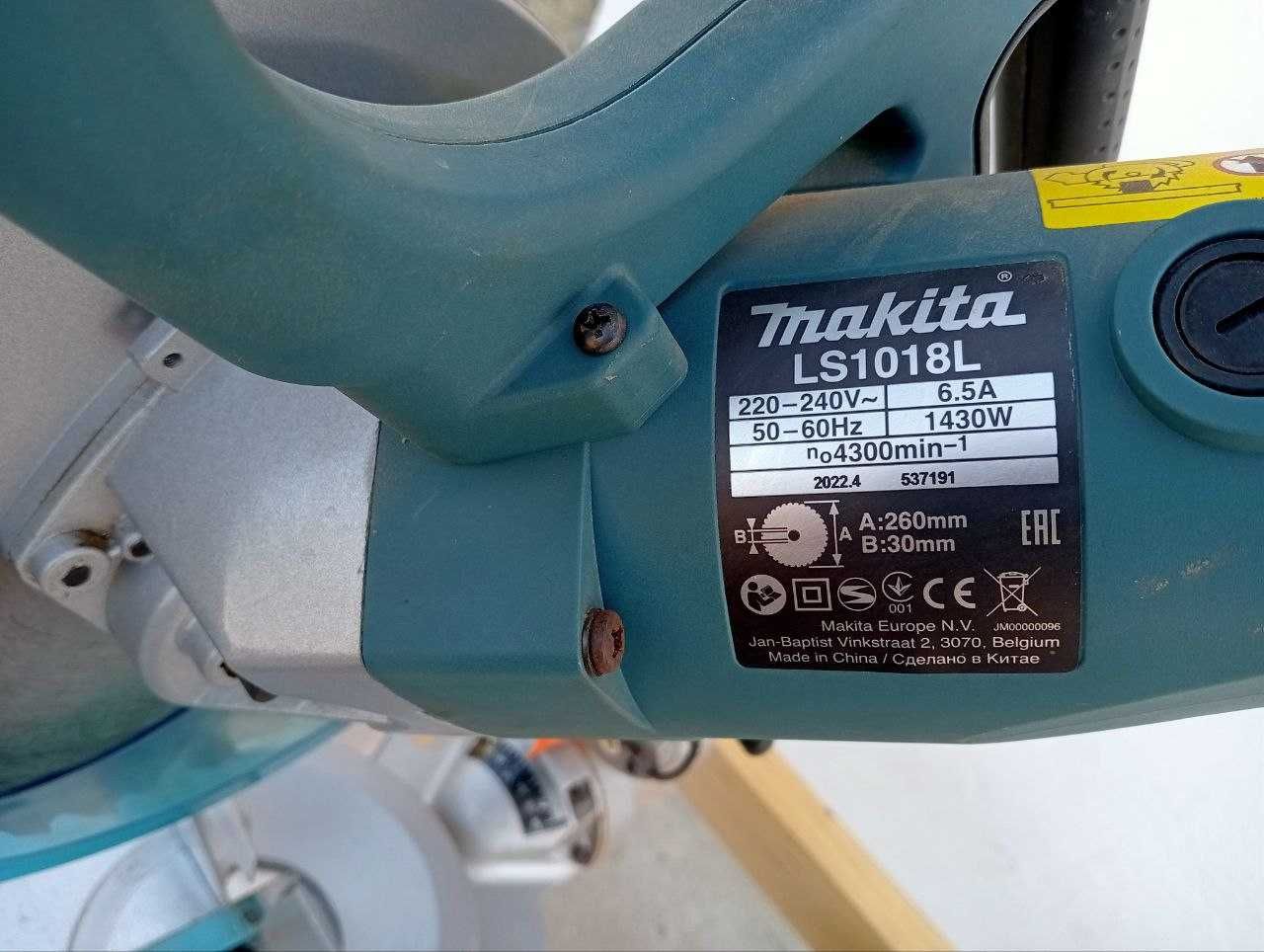 Serra esquadria telescópica Makita 1.430W 260 LS1018LN