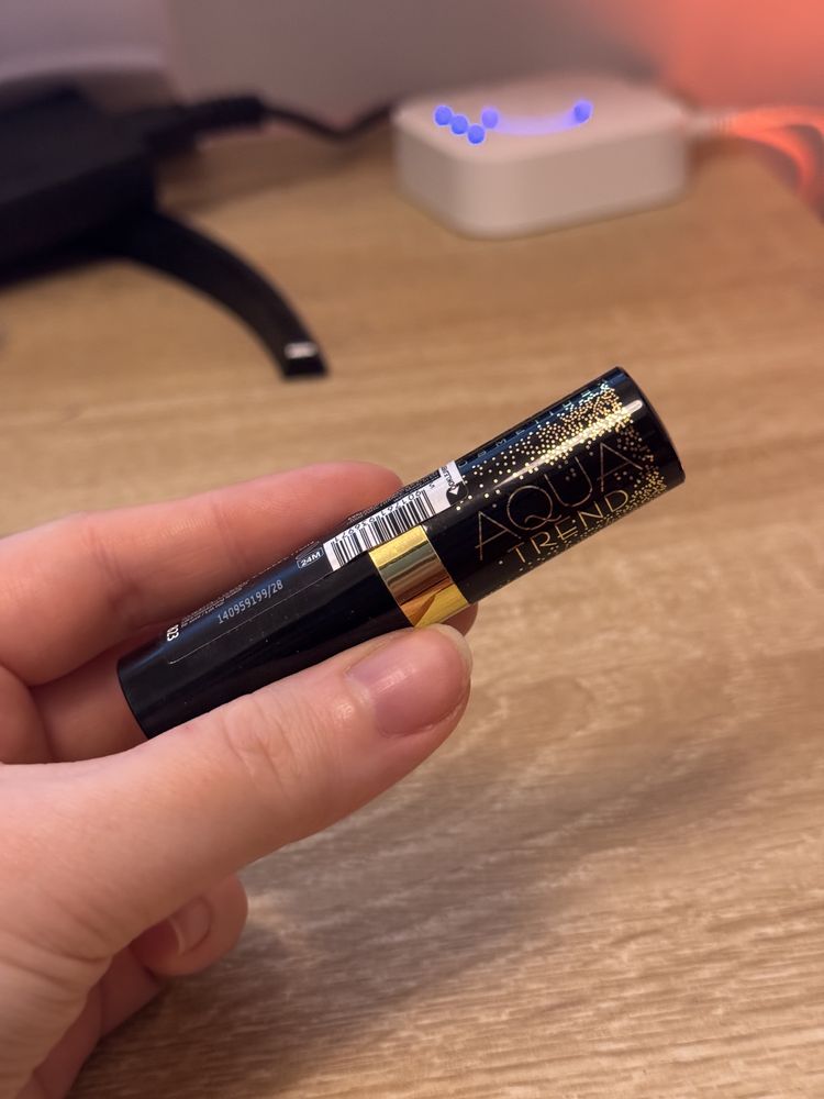 Eveline Czerwona Pomadka nawilżająca Aqua Trend Collection 823 RED