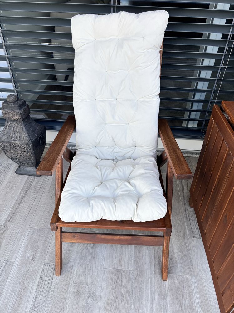 Conjunto Ikeia mesa e quatro cadeiras