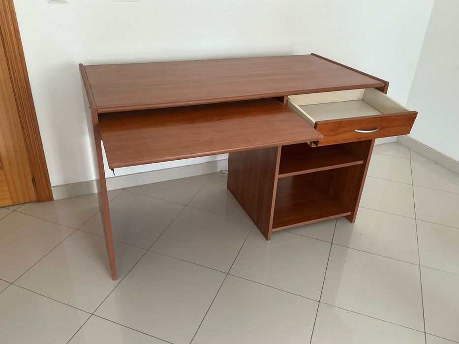 Secretária grande para computador com gaveta e prateleiras