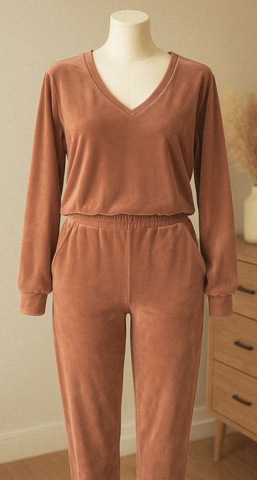 Welurowy komplet dresowy w kolorze karmelowym/ produkcja włoska