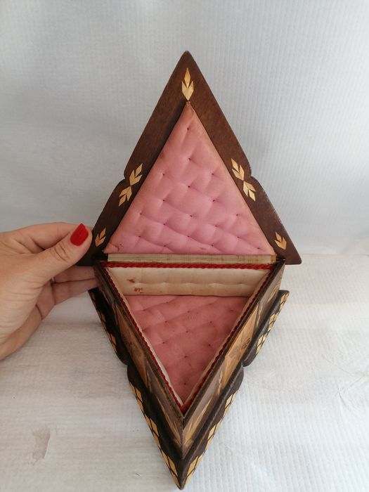 Ładna ciekawa drewniana szkatułka o ciekawym kształcie