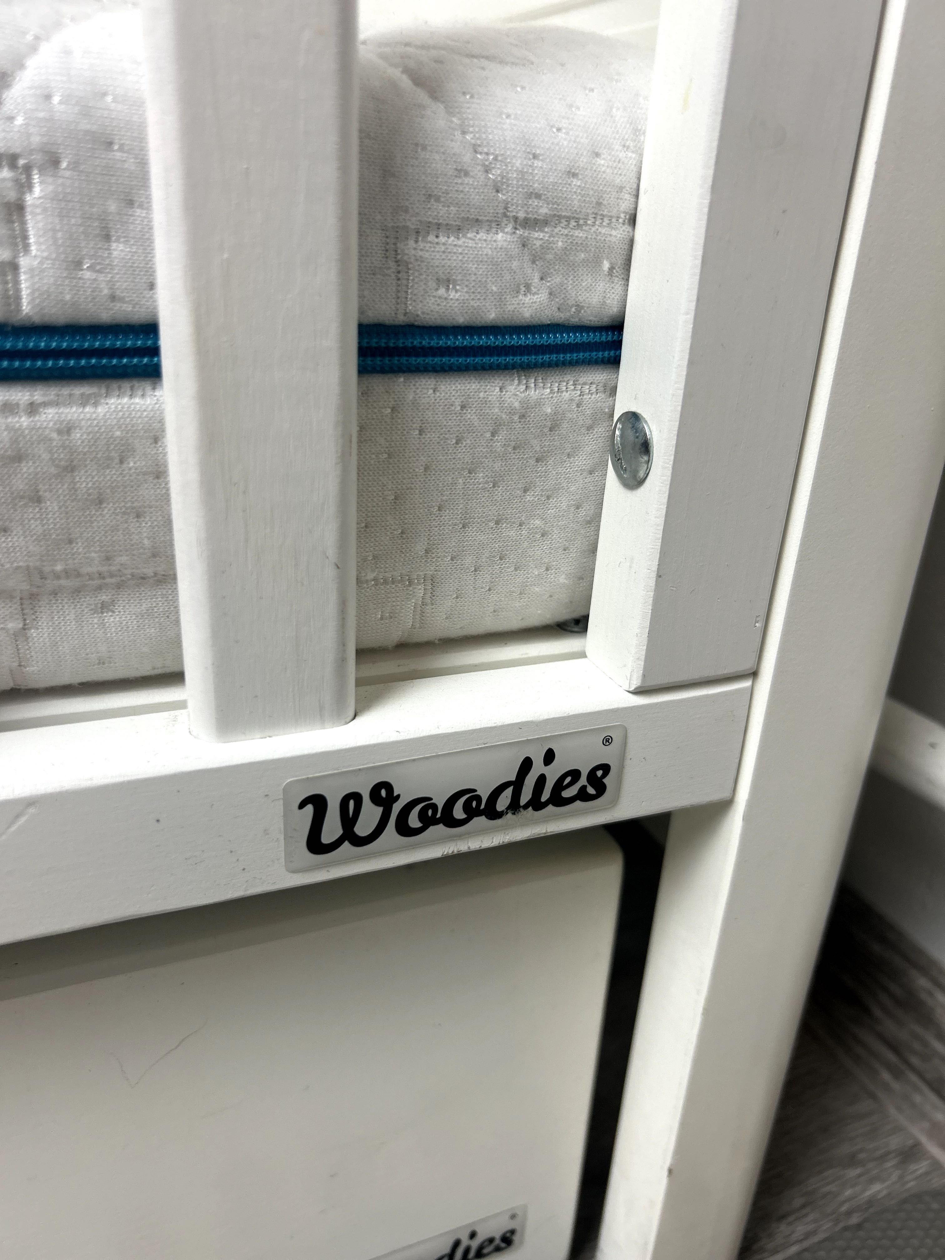 Woodies. Białe łóżeczko dziecięce z szufladą.