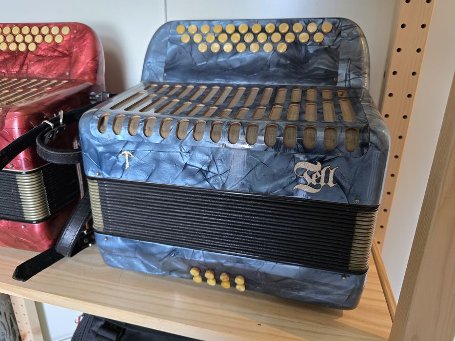 Duas concertinas à quarta voz