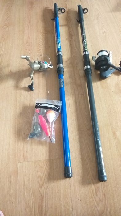 Canas pesca com carretos