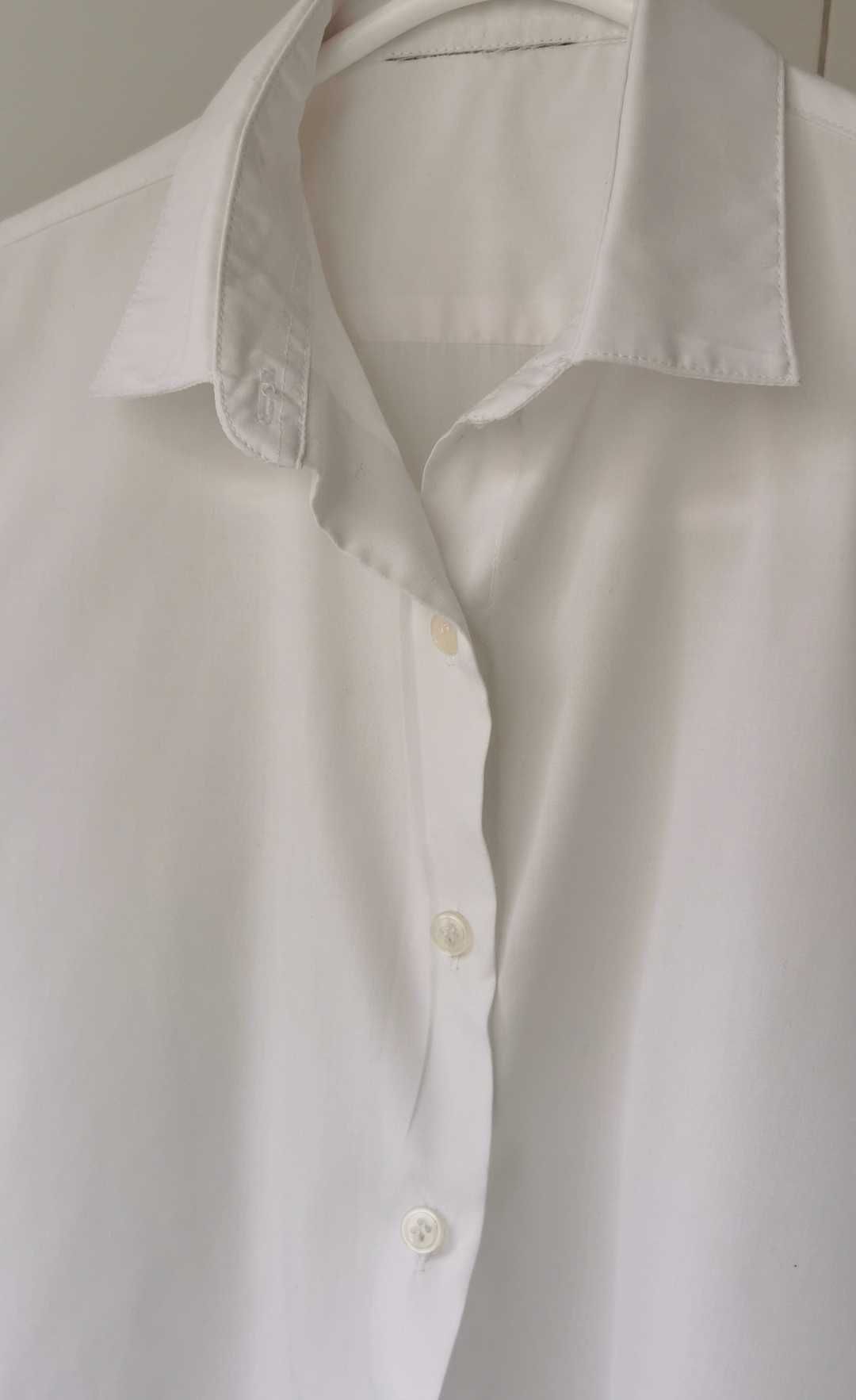 Duas Blusas/camisetes brancas, de tecido fino e fresco