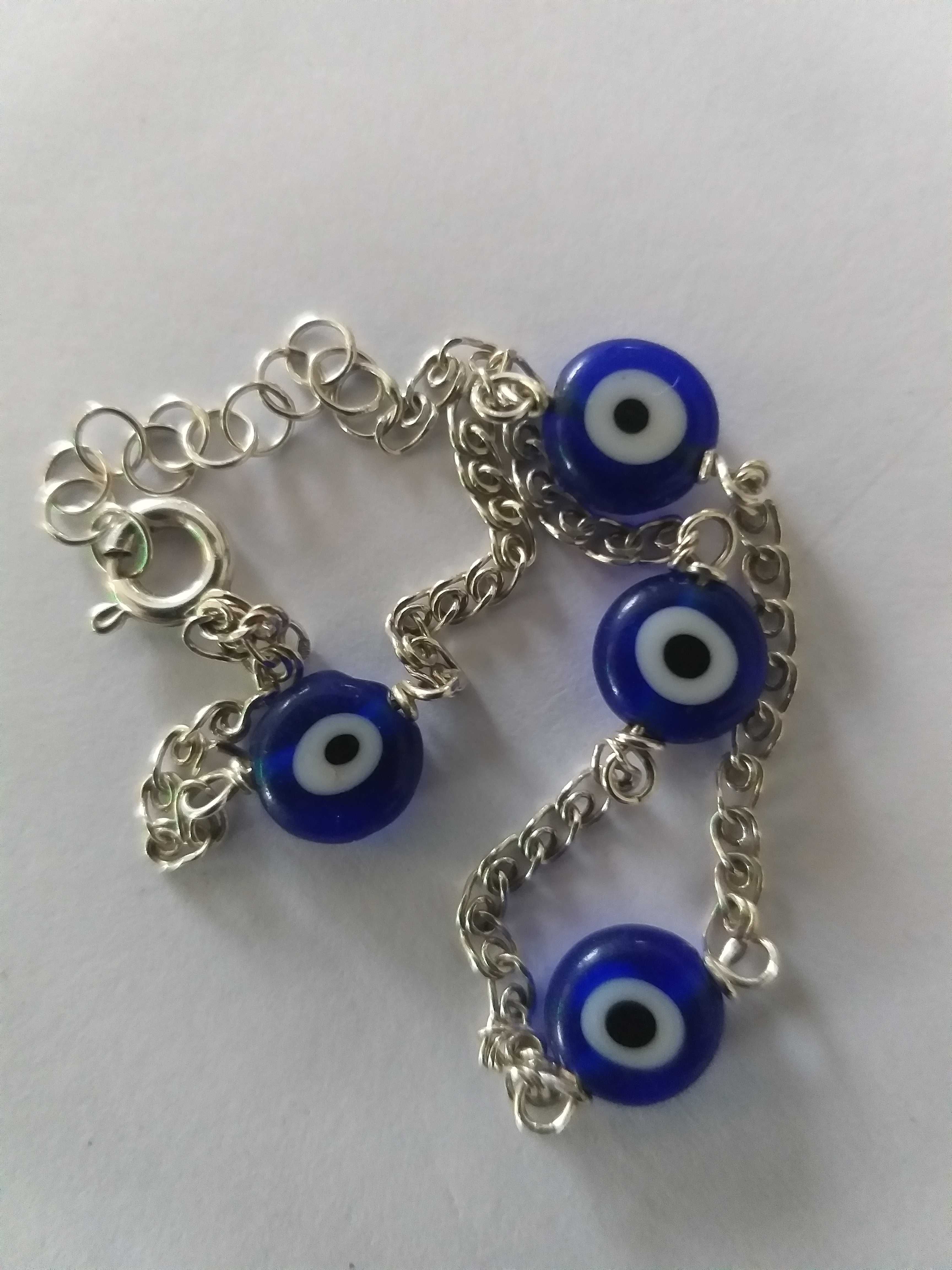 Pulseira prateada com os famosos talismãs de proteção - Ollho Grego