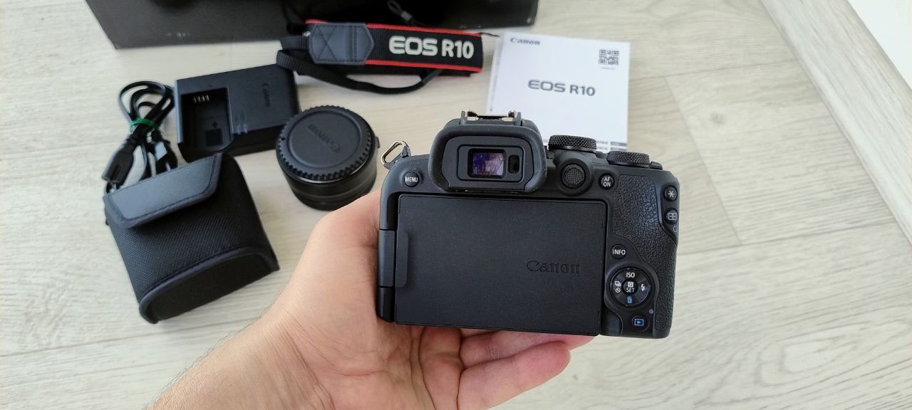 Canon EOS R10 RF-S 18-45 F4.5-6.3 IS STM + Mount Adapter EF-EOS R Kit