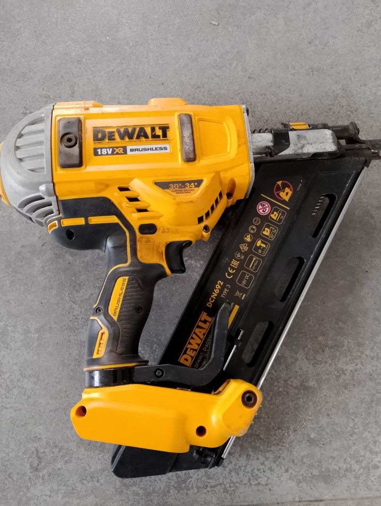 Gwoździarka Dewalt dcn692