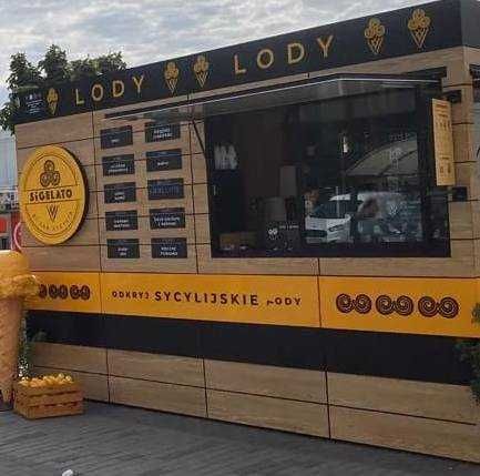 Nowoczesna przyczepa gastronomiczna do sprzedaży lodów.