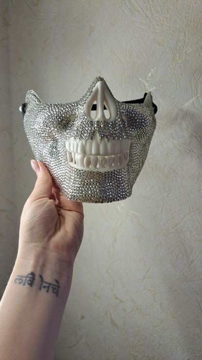 Продам маску (полумаску) череп в стразах