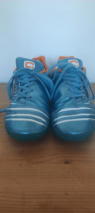 Buty sportowe do gry w piłkę firmy Carbrini