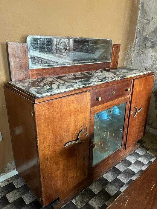 Aparador com tampo de mármore