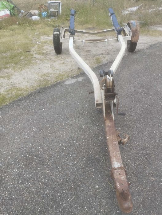 Atrelado barco  - suporta embarcações até 5,6m.  Sem matricula