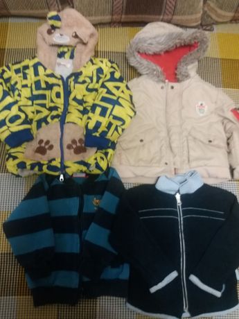 Курточки две мальчик 1.5 - 2.5 года.Кофты две 2-3 года. Все за 25 грн.