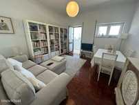 Apartamento T2 com Luz Natural no Centro da Parede