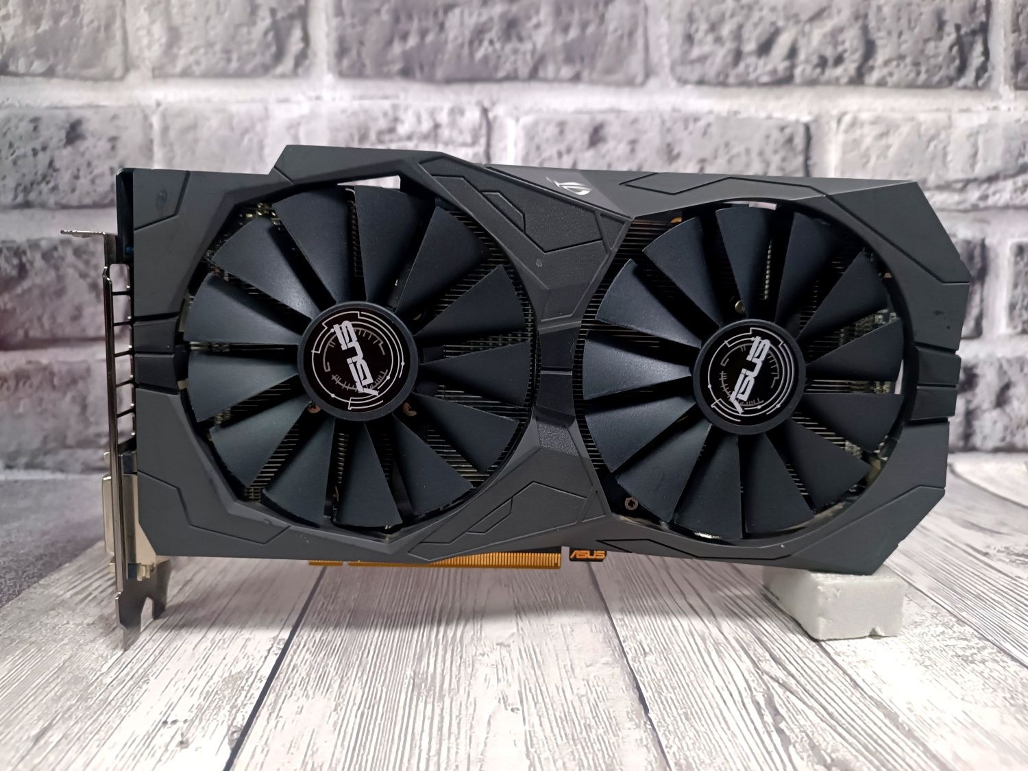 Відеокарта  ігрова Asus strix gaming RX570 4GB нові кулери