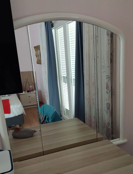 Espelho com moldura branca