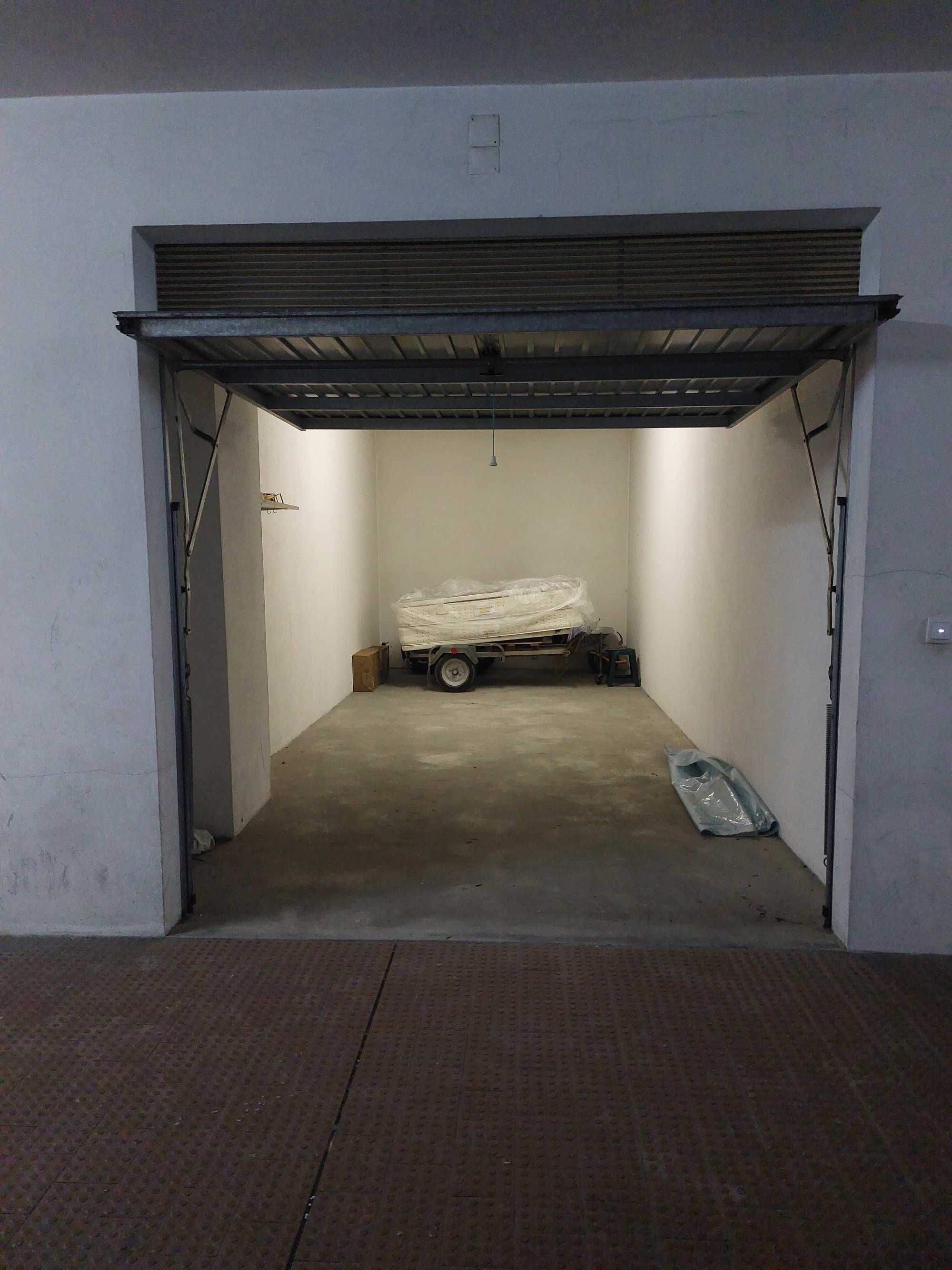 Garagem BOX nas Abadias