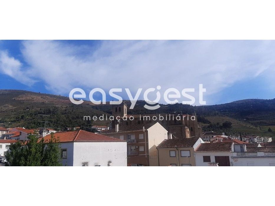 Apartamento T4 situado no coração da Vila de Torre de Moncorvo.