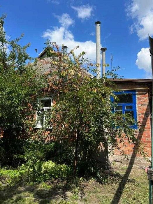 Продам півбудинку з окремим входом та двором у Феськах