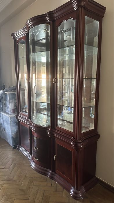 Vitrine clássica em madeira com vidro curvo e espelho interior