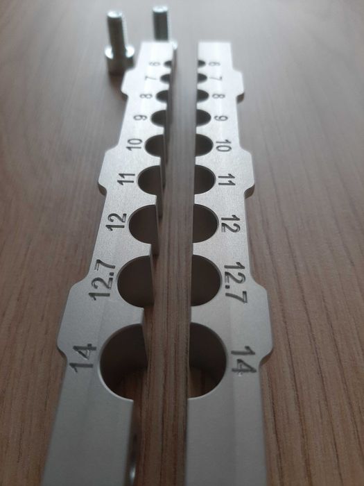 Precyzyjna nakładka imadła do chwytania rur i prętów od Fi6 do Fi14mm