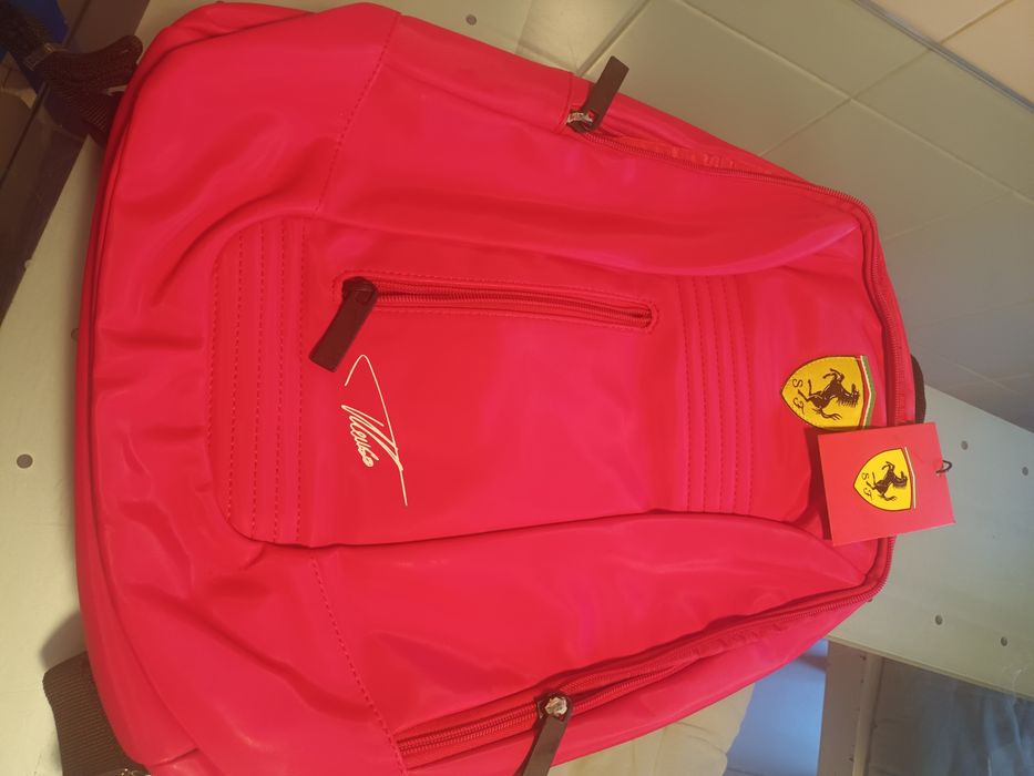 Mochila Ferrari nova