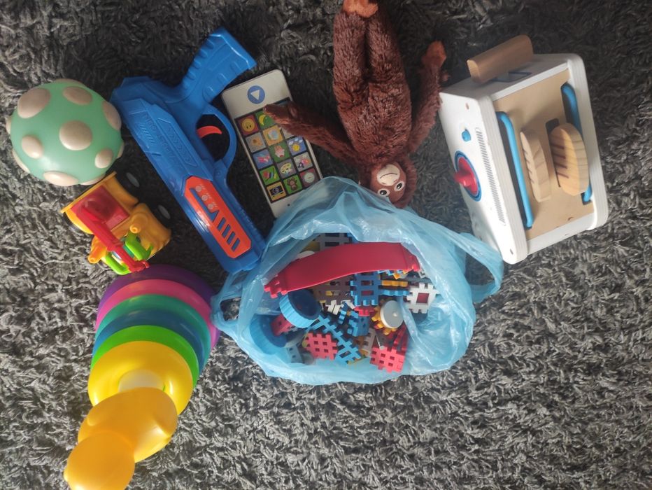 Zestaw zabawek dla dzieci.